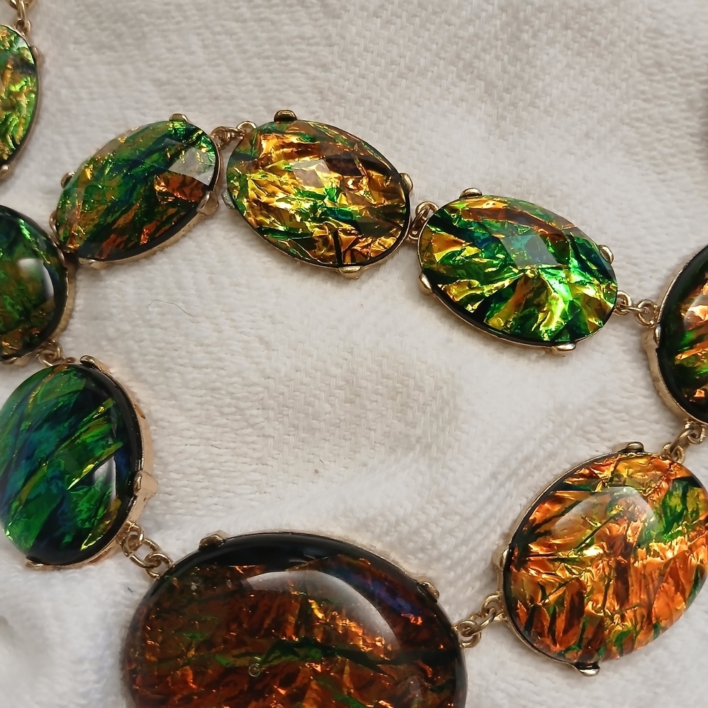 Elegant Multicolor Necklace with Faux Gold Chain. - Picture 2 of 4